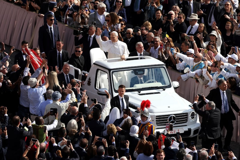 Papa León XIV llega a la Ciudad del Vaticano para su misa inaugural, el 18 de mayo de 2025. Fotógrafa: Alessia Pierdomenico/Bloomberg Papa León XIV llega a la Ciudad del Vaticano para su misa inaugural, el 18 de mayo de 2025. Fotógrafa: Alessia Pierdomenico/Bloomberg