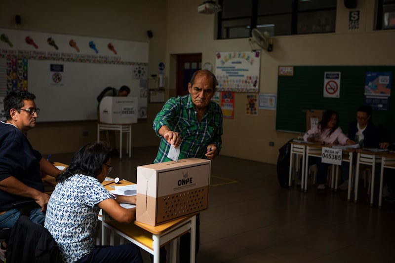 Un ciudadano vota en un colegio electoral durante la segunda vuelta de las elecciones en Lima, Perú, el domingo 7 de junio de 2026. Un ciudadano vota en un colegio electoral durante la segunda vuelta de las elecciones en Lima, Perú, el domingo 7 de junio de 2026.