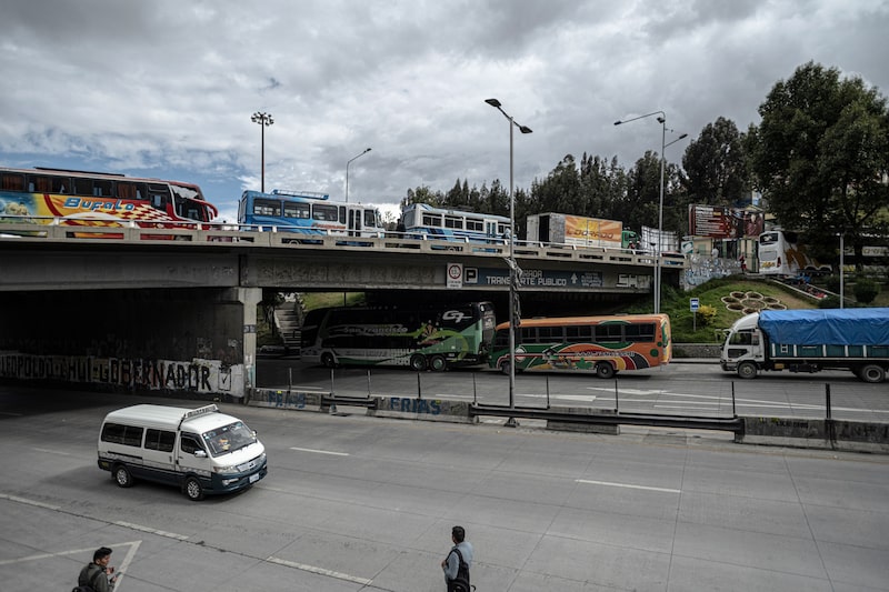 Conductores de autobuses y camiones esperan para abastecer sus vehículos con diésel cerca de una gasolinera en La Paz, Bolivia. Foto: Marcelo Pérez del Carpio/Bloomberg Conductores de autobuses y camiones esperan para abastecer sus vehículos con diésel cerca de una gasolinera en La Paz, Bolivia. Foto: Marcelo Pérez del Carpio/Bloomberg