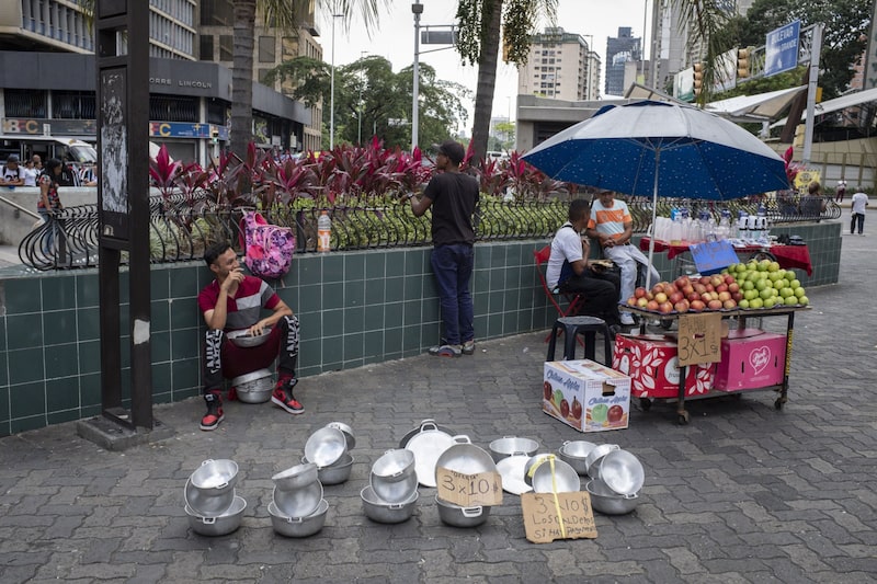 Vendedores callejeros en el bulevar de Sabana Grande en Caracas, Venezuela. Vendedores callejeros en el bulevar de Sabana Grande en Caracas, Venezuela.