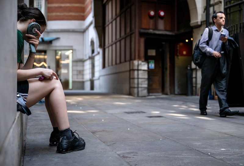 Un trabajador utiliza un ventilador portátil para refrescarse durante una ola de calor en la City de Londres, Reino Unido, el miércoles 24 de junio de 2026. Fotógrafo: Chris J. Ratcliffe/Bloomberg Un trabajador utiliza un ventilador portátil para refrescarse durante una ola de calor en la City de Londres, Reino Unido, el miércoles 24 de junio de 2026. Fotógrafo: Chris J. Ratcliffe/Bloomberg