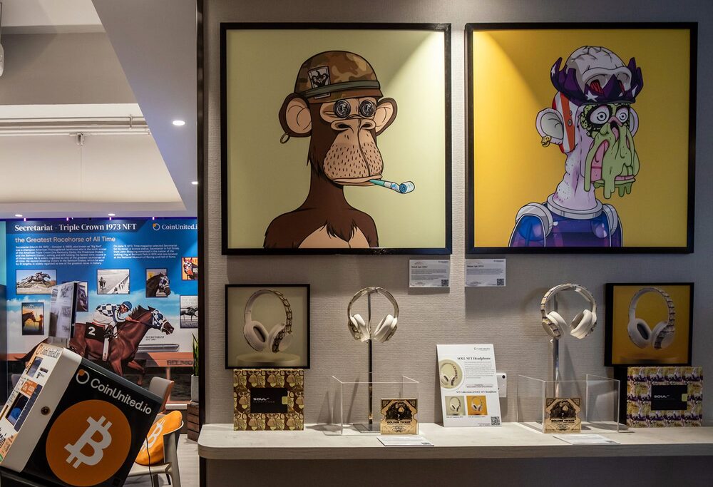 A arte física de "Bored Ape #2967" criado pelo Bored Ape Yacht Club, à esquerda, e "Mutant Ape #1933" criado pelo Mutant Ape Yacht Club, ambos disponíveis para venda como NFT, exibidos em uma exchange de criptomoedas CoinUnited em Hong Kong. A arte física de "Bored Ape #2967" criado pelo Bored Ape Yacht Club, à esquerda, e "Mutant Ape #1933" criado pelo Mutant Ape Yacht Club, ambos disponíveis para venda como NFT, exibidos em uma exchange de criptomoedas CoinUnited em Hong Kong.