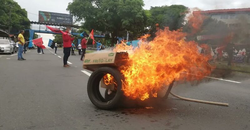 Universitarios protestaron en la vía Transístmica este jueves Universitarios protestaron en la vía Transístmica este jueves