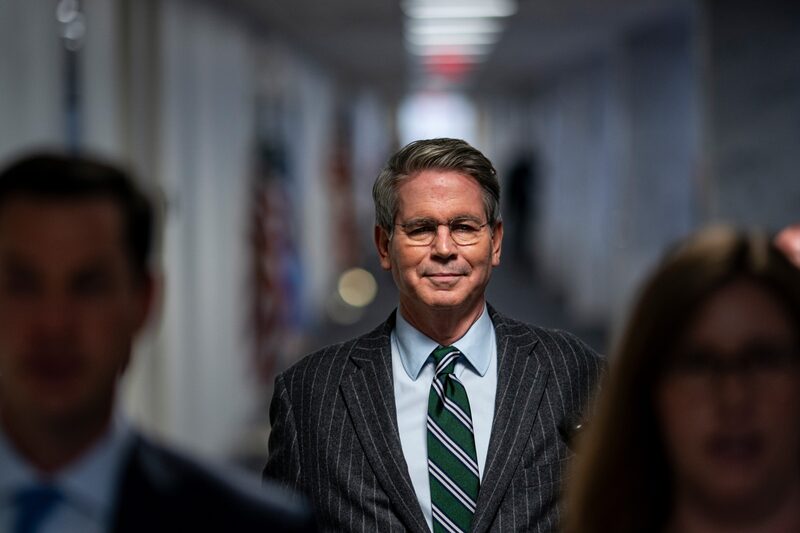 Ex-discípulo de George Soros, Bessent disse que planeja adotar políticas que impulsionem a produção econômica dos EUA e, ao mesmo tempo, reduzam os déficits orçamentários Ex-discípulo de George Soros, Bessent disse que planeja adotar políticas que impulsionem a produção econômica dos EUA e, ao mesmo tempo, reduzam os déficits orçamentários