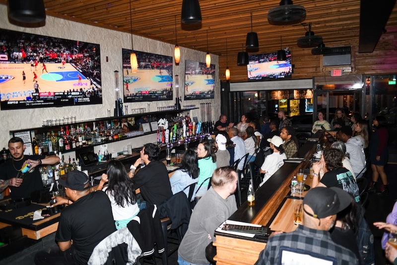 A presença do Liberty beneficiou negócios na região, como o Beer Garage e o pub McMahon’s Public House, que notaram um aumento nas vendas durante os dias de jogos. (Foto: Dolly Faibyshev/Bloomberg) A presença do Liberty beneficiou negócios na região, como o Beer Garage e o pub McMahon’s Public House, que notaram um aumento nas vendas durante os dias de jogos. (Foto: Dolly Faibyshev/Bloomberg)