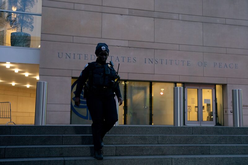 El Instituto Estadounidense de la Paz ha estado dirigido durante la mayor parte del año pasado por George Moose, miembro de carrera del servicio exterior, exembajador y secretario de Estado adjunto, que fue nombrado presidente en funciones y director ejecutivo el pasado mes de abril. El Instituto Estadounidense de la Paz ha estado dirigido durante la mayor parte del año pasado por George Moose, miembro de carrera del servicio exterior, exembajador y secretario de Estado adjunto, que fue nombrado presidente en funciones y director ejecutivo el pasado mes de abril.