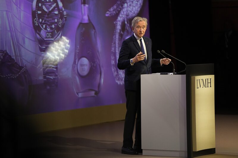 “Precisamos encontrar um acordo, como os líderes em Bruxelas parecem estar tentando encontrar um para as montadoras alemãs”, disse o bilionário francês “Precisamos encontrar um acordo, como os líderes em Bruxelas parecem estar tentando encontrar um para as montadoras alemãs”, disse o bilionário francês