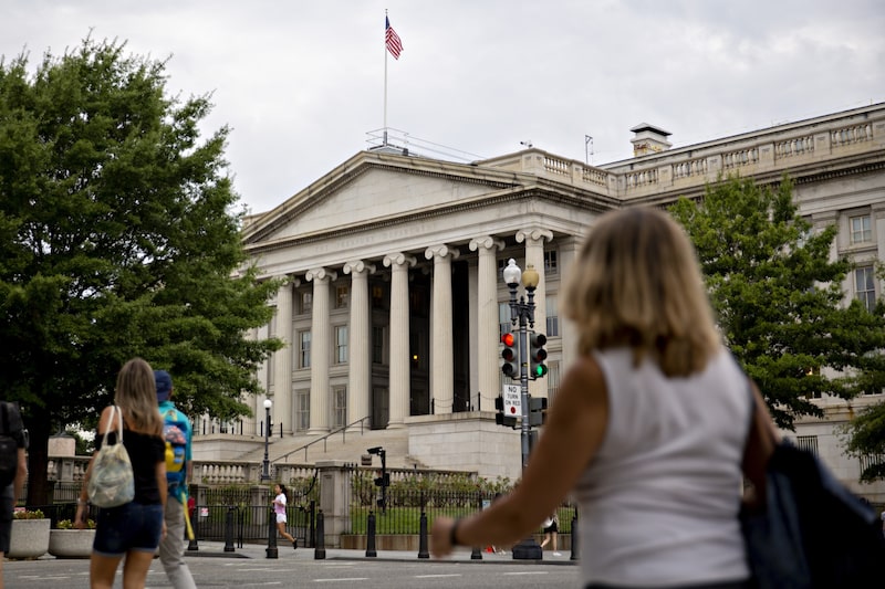 Unos peatones caminan cerca del edificio del Tesoro en Washington. Foto: Andrew Harrer/Bloomberg Unos peatones caminan cerca del edificio del Tesoro en Washington. Foto: Andrew Harrer/Bloomberg