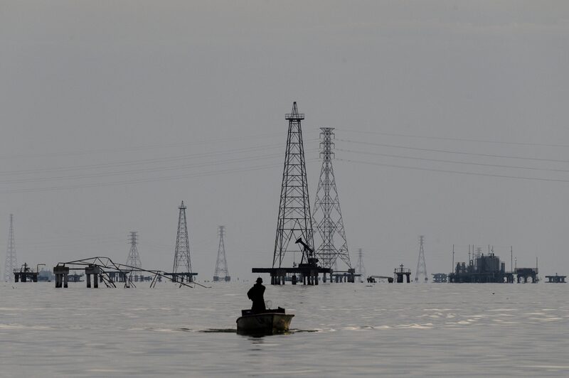 Pescadores frente a plataformas petroleras en el lago de Maracaibo en Cabimas, estado Zulia, Venezuela. Fotógrafo: Bloomberg. Pescadores frente a plataformas petroleras en el lago de Maracaibo en Cabimas, estado Zulia, Venezuela. Fotógrafo: Bloomberg.