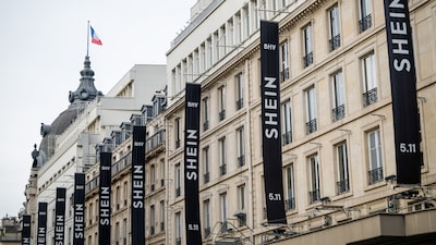 Entre protestos, Shein mantém ambição global após inaugurar loja ‘vitrine’ em Paris Entre protestos, Shein mantém ambição global após inaugurar loja ‘vitrine’ em Paris