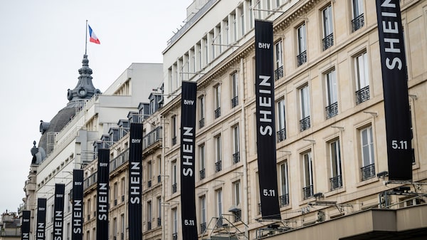 Entre protestos, Shein mantém ambição global após inaugurar loja ‘vitrine’ em Paris Entre protestos, Shein mantém ambição global após inaugurar loja ‘vitrine’ em Paris