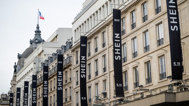 Entre protestos, Shein mantém ambição global após inaugurar loja ‘vitrine’ em Paris Entre protestos, Shein mantém ambição global após inaugurar loja ‘vitrine’ em Paris