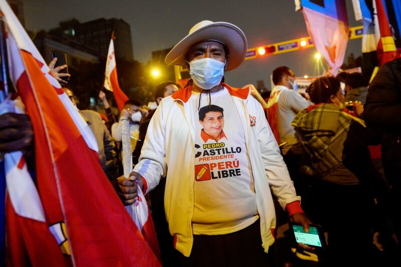 Los asistentes esperan la llegada de Pedro Castillo, candidato presidencial por el partido Perú Libre, a Lima, Perú, el jueves 10 de junio de 2021. Los asistentes esperan la llegada de Pedro Castillo, candidato presidencial por el partido Perú Libre, a Lima, Perú, el jueves 10 de junio de 2021.