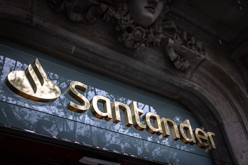 Una sucursal del Banco Santander SA en Barcelona, España. Una sucursal del Banco Santander SA en Barcelona, España.