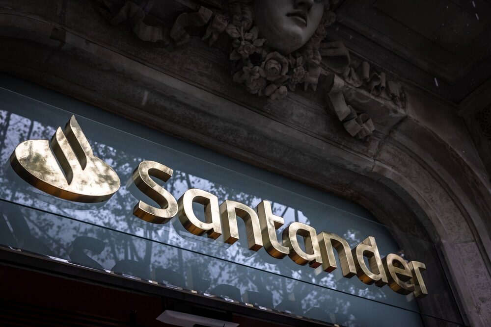 Renta4 incorporó a Banco Santander en su cartera moderada ampliada con una ponderación del 10%, ajustando su precio objetivo a CLP$57,5 por acción, reflejando su solidez en el sistema bancario chileno. Renta4 incorporó a Banco Santander en su cartera moderada ampliada con una ponderación del 10%, ajustando su precio objetivo a CLP$57,5 por acción, reflejando su solidez en el sistema bancario chileno.