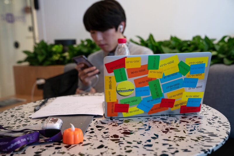 Un estudiante se sienta detrás de una computadora portátil en el campus Go Localen Shanghái, China, el martes 3 de noviembre de 2020. Un estudiante se sienta detrás de una computadora portátil en el campus Go Localen Shanghái, China, el martes 3 de noviembre de 2020.