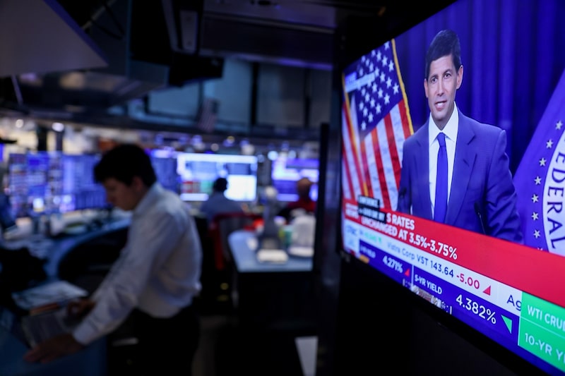 Warsh, que assumiu o cargo em maio, tem se empenhado em não dar sinais sobre os rumos do Fed, cauteloso para não ficar encurralado caso as condições econômicas mudem (Foto: Carter Johnson/Bloomberg) Warsh, que assumiu o cargo em maio, tem se empenhado em não dar sinais sobre os rumos do Fed, cauteloso para não ficar encurralado caso as condições econômicas mudem (Foto: Carter Johnson/Bloomberg)