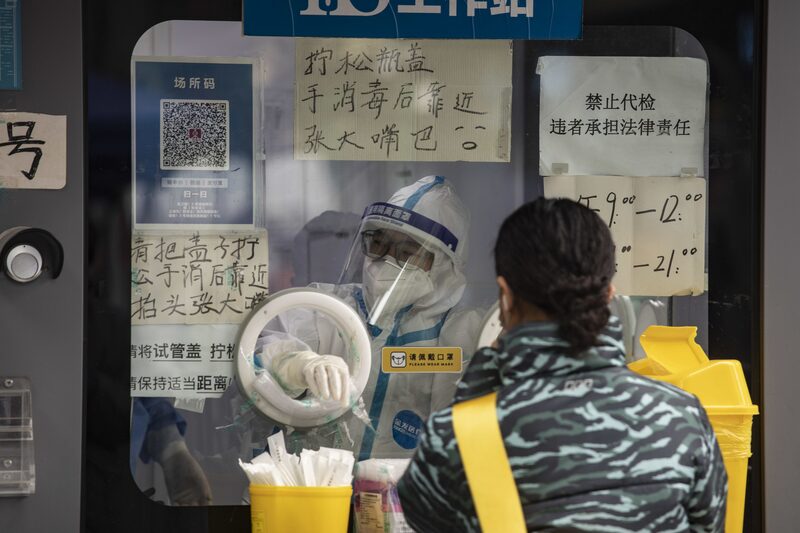 Una cabina de pruebas de Covid-19 en Shanghai, China, el lunes 5 de diciembre de 2022. En la última semana, los funcionarios del gobierno señalaron una transición para alejarse de las medidas más duras de contención del Covid, que han pesado sobre la economía y han provocado que miles de manifestantes salgan a las calles para expresar su ira. Fotógrafo: Qilai Shen/Bloomberg Una cabina de pruebas de Covid-19 en Shanghai, China, el lunes 5 de diciembre de 2022. En la última semana, los funcionarios del gobierno señalaron una transición para alejarse de las medidas más duras de contención del Covid, que han pesado sobre la economía y han provocado que miles de manifestantes salgan a las calles para expresar su ira. Fotógrafo: Qilai Shen/Bloomberg