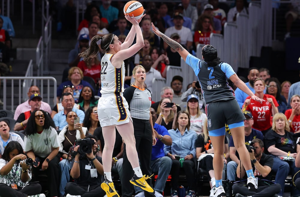 Caitlin Clark, jugadora de Indiana Fever, lanza un triple ante la defensa de Te-Hina Paopao de Atlanta Dream durante un partido de la WNBA en Estados Unidos. Caitlin Clark, jugadora de Indiana Fever, lanza un triple ante la defensa de Te-Hina Paopao de Atlanta Dream durante un partido de la WNBA en Estados Unidos.