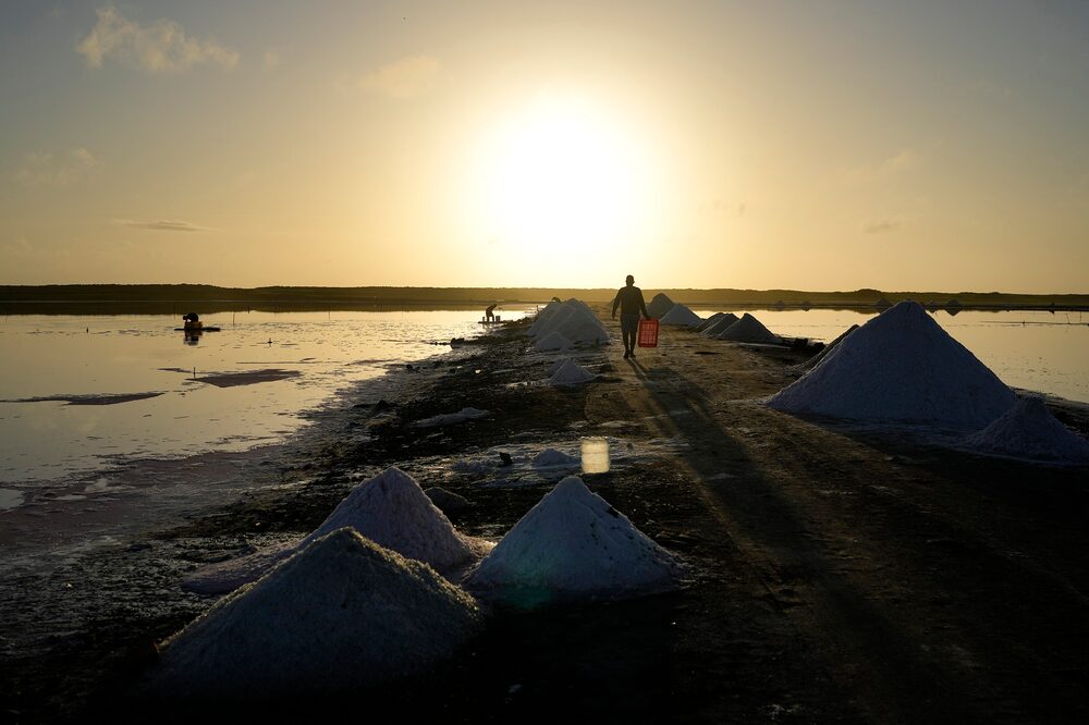 Para algunos habitantes, la recolección de sal y las remesas de familiares en el extranjero han reemplazado la promesa de una jubilación tranquila.Fotógrafo: Matías Delacroix/Bloomberg Para algunos habitantes, la recolección de sal y las remesas de familiares en el extranjero han reemplazado la promesa de una jubilación tranquila.Fotógrafo: Matías Delacroix/Bloomberg