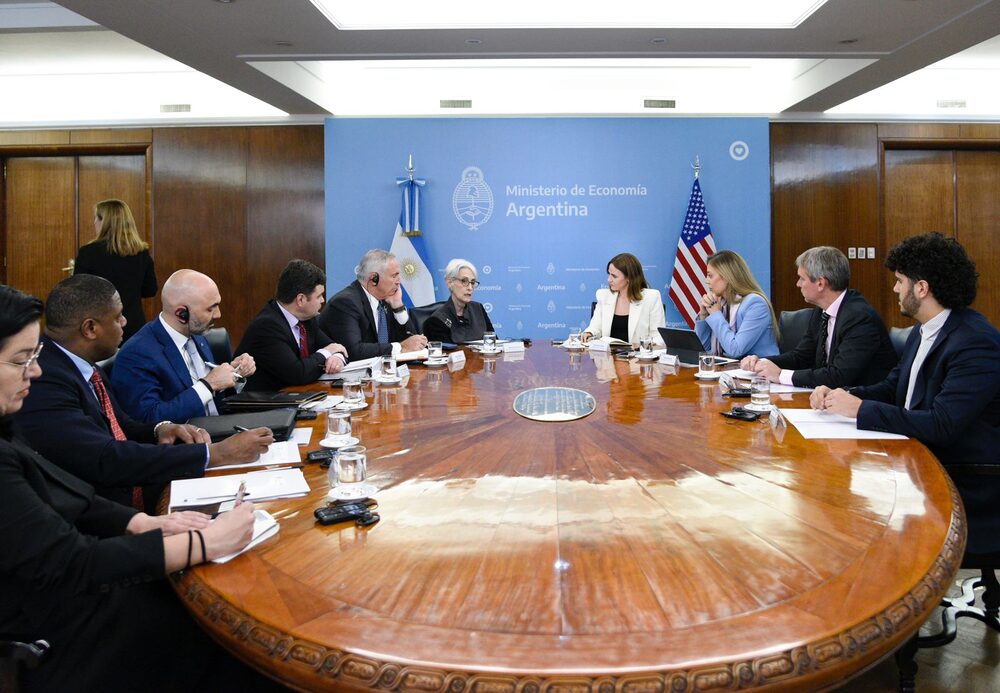 La Vicesecretaria del Departamento de Estado de los Estados Unidos se reunió en el Ministerio de Economía de Argentina junto a las secretarias de Energía y Minería La Vicesecretaria del Departamento de Estado de los Estados Unidos se reunió en el Ministerio de Economía de Argentina junto a las secretarias de Energía y Minería
