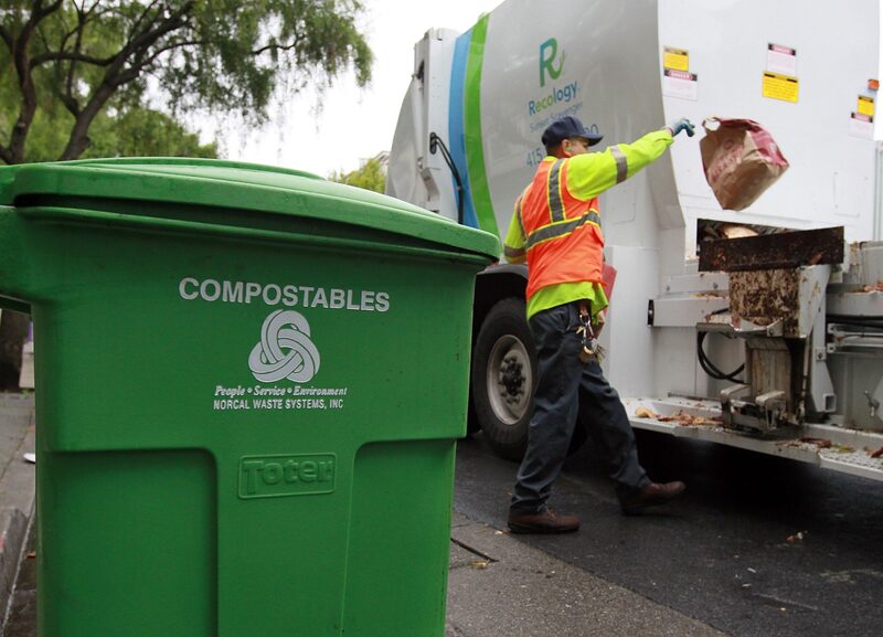 El trabajador de Recology Miguel Rojas echa una bolsa de material compostable en su camión el 10 de diciembre de 2010 en San Francisco, California. El trabajador de Recology Miguel Rojas echa una bolsa de material compostable en su camión el 10 de diciembre de 2010 en San Francisco, California.
