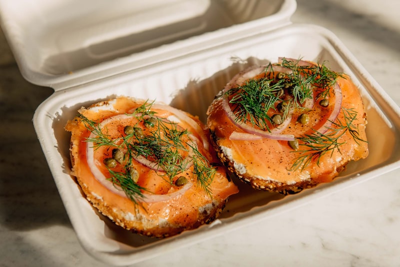 Bocadillos de salmón en bagel. Bocadillos de salmón en bagel.