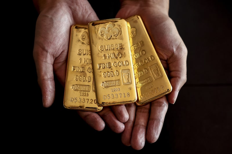 Un empleado sostiene lingotes de oro de un kilo en la sede de YLG Bullion International Co. en Bangkok, Tailandia. Fotógrafo: Chalinee Thirasupa/Bloomberg Un empleado sostiene lingotes de oro de un kilo en la sede de YLG Bullion International Co. en Bangkok, Tailandia. Fotógrafo: Chalinee Thirasupa/Bloomberg
