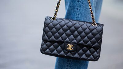 Chanel busca novos limites e sobe preço de bolsa mais conhecida para € 10.300 Chanel busca novos limites e sobe preço de bolsa mais conhecida para € 10.300