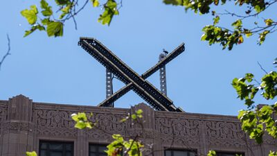 Metamorfose com Musk: como o X passou de receitas com anúncios a IA e assinaturas Metamorfose com Musk: como o X passou de receitas com anúncios a IA e assinaturas