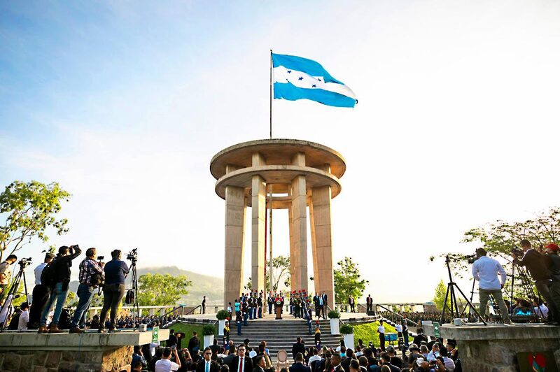 Izada de la Bandera Nacional de Honduras, en el Cerro Juana Laínez, el 1 de septiembre de 2025. Izada de la Bandera Nacional de Honduras, en el Cerro Juana Laínez, el 1 de septiembre de 2025.