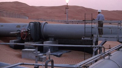 Depósito de gigante do petróleo é atingido por drones na Arábia Saudita Depósito de gigante do petróleo é atingido por drones na Arábia Saudita