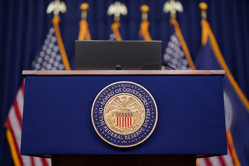 El sello de la Junta de Gobernadores de la Reserva Federal de los Estados Unidos en un podio en Washington. El sello de la Junta de Gobernadores de la Reserva Federal de los Estados Unidos en un podio en Washington.