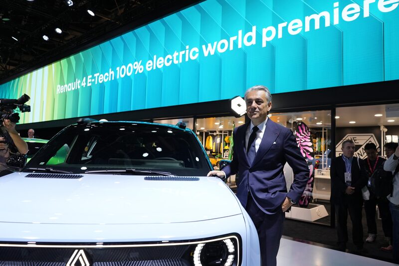 Luca de Meo, CEO da Renault SA, ao lado do Renault R4 E-Tech no Salão do Automóvel de Paris (Foto: Nathan Laine/Bloomberg) Luca de Meo, CEO da Renault SA, ao lado do Renault R4 E-Tech no Salão do Automóvel de Paris (Foto: Nathan Laine/Bloomberg)