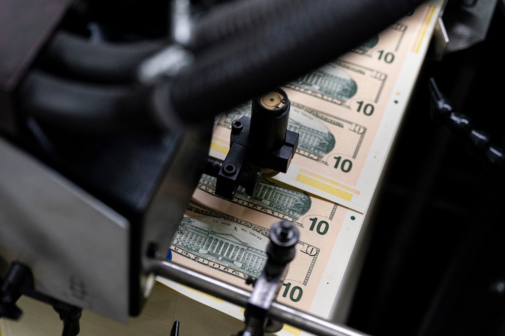 Dólar cierra la jornada en su nivel más bajo desde febrero tras el impulso de Bessent al yen Dólar cierra la jornada en su nivel más bajo desde febrero tras el impulso de Bessent al yen