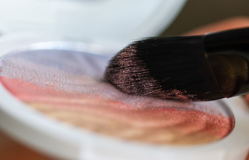 Una clienta se prepara para aplicar un iluminador de Beauty Bay Ltd. en Danbury, Reino Unido, el jueves 8 de julio de 2021.  Una clienta se prepara para aplicar un iluminador de Beauty Bay Ltd. en Danbury, Reino Unido, el jueves 8 de julio de 2021.