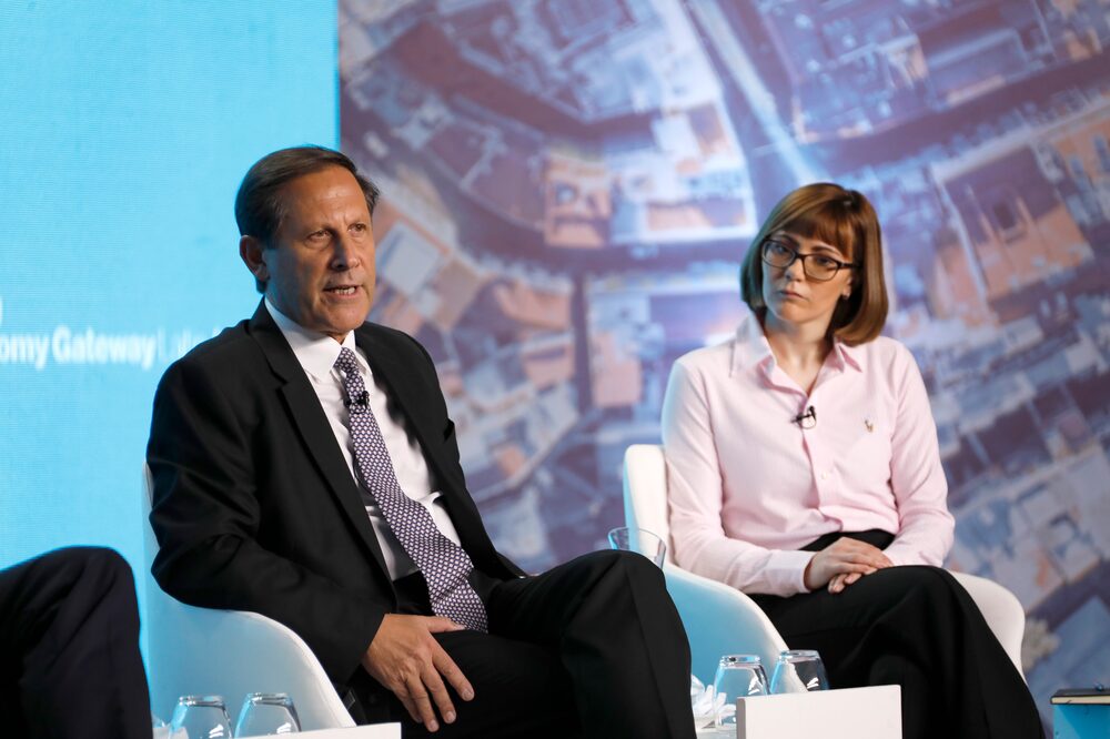 Iván Arriagada, CEO de Antofagasta Plc, y Fernanda Ávila, secretaria de Minería de la Nación de Argentina, en el NEF de Bloomberg, el 19 de mayo de 2022 en Panamá. Foto: Bloomberg Iván Arriagada, CEO de Antofagasta Plc, y Fernanda Ávila, secretaria de Minería de la Nación de Argentina, en el NEF de Bloomberg, el 19 de mayo de 2022 en Panamá. Foto: Bloomberg