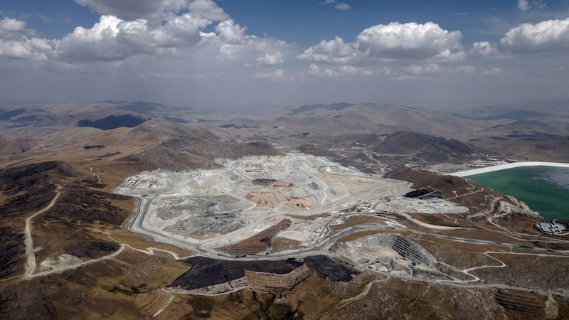 Comunidad indígena de Perú ofrece comprar parte de una concesión de cobre de la minera china MMG Comunidad indígena de Perú ofrece comprar parte de una concesión de cobre de la minera china MMG