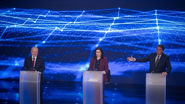 Brazil Cash Handouts and Angry Debate Fail to Dent Lula Lead Brazil Cash Handouts and Angry Debate Fail to Dent Lula Lead