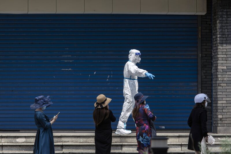 Residente na fila de espera para um teste durante bloqueio em Xangai em 16 de maio Residente na fila de espera para um teste durante bloqueio em Xangai em 16 de maio