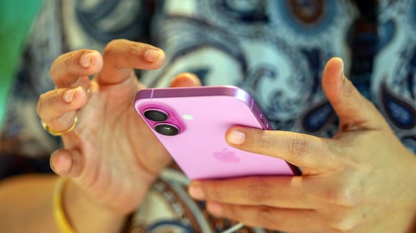 Estudio muestra que la IA adopta un tono de ‘amiga tóxica’ con mujeres jóvenes Estudio muestra que la IA adopta un tono de ‘amiga tóxica’ con mujeres jóvenes