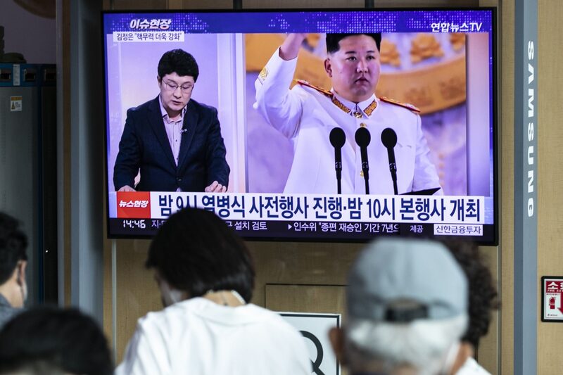 Una noticia del líder norcoreano Kim Jong Un observando un desfile militar, celebrado el lunes en Pyongyang, en una pantalla de televisión en la estación de Seúl en Seúl, Corea del Sur, el martes 26 de abril de 2022. Una noticia del líder norcoreano Kim Jong Un observando un desfile militar, celebrado el lunes en Pyongyang, en una pantalla de televisión en la estación de Seúl en Seúl, Corea del Sur, el martes 26 de abril de 2022.