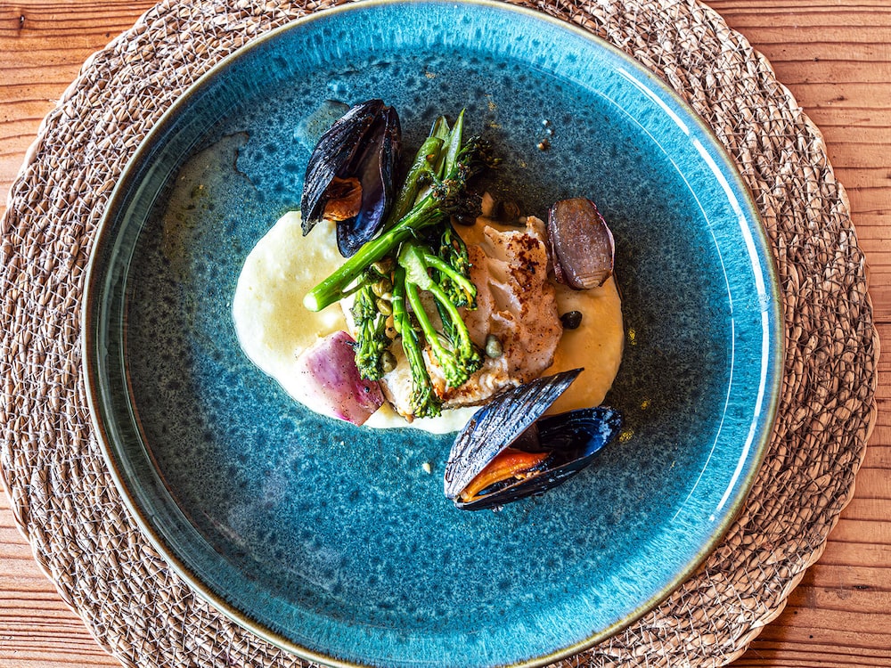 Nos dois acampamentos da Nomad Greenland, a culinária local inclui mexilhões recém-colhidos nas margens da Baía de Disko. (Foto: Jackie Caradonio/Bloomberg) Nos dois acampamentos da Nomad Greenland, a culinária local inclui mexilhões recém-colhidos nas margens da Baía de Disko. (Foto: Jackie Caradonio/Bloomberg)