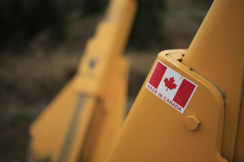Una pegatina con la leyenda "Hecho en Canadá" en una máquina utilizada para arrancar árboles de raíz en una granja. Fotógrafo: Luke Sharrett/Bloomberg. Una pegatina con la leyenda "Hecho en Canadá" en una máquina utilizada para arrancar árboles de raíz en una granja. Fotógrafo: Luke Sharrett/Bloomberg.