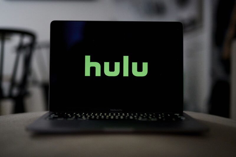 El logo de Hulu, en una computadora portátil, en Nueva York, el miércoles 18 de noviembre de 2020. La división Hulu de Walt Disney Co. está elevando el costo de suscripción de su servicio de televisión en directo en un 18%, hasta US$65 al mes, en la última señal de que los proveedores de vídeo en streaming se sienten cómodos subiendo los precios para los consumidores. Fotógrafo: Gabby Jones/Bloomberg El logo de Hulu, en una computadora portátil, en Nueva York, el miércoles 18 de noviembre de 2020. La división Hulu de Walt Disney Co. está elevando el costo de suscripción de su servicio de televisión en directo en un 18%, hasta US$65 al mes, en la última señal de que los proveedores de vídeo en streaming se sienten cómodos subiendo los precios para los consumidores. Fotógrafo: Gabby Jones/Bloomberg