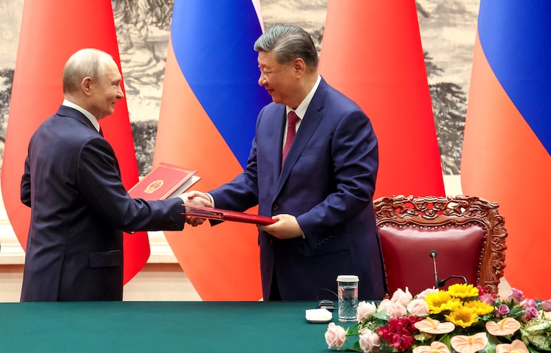 Vladimir Putin y Xi Jinping asisten a una ceremonia de firma en Pekín, el 20 de mayo, en una foto difundida por los medios estatales rusos. Fotógrafo: Alexander Kazakov/Sputnik/AFP/Getty Images Vladimir Putin y Xi Jinping asisten a una ceremonia de firma en Pekín, el 20 de mayo, en una foto difundida por los medios estatales rusos. Fotógrafo: Alexander Kazakov/Sputnik/AFP/Getty Images