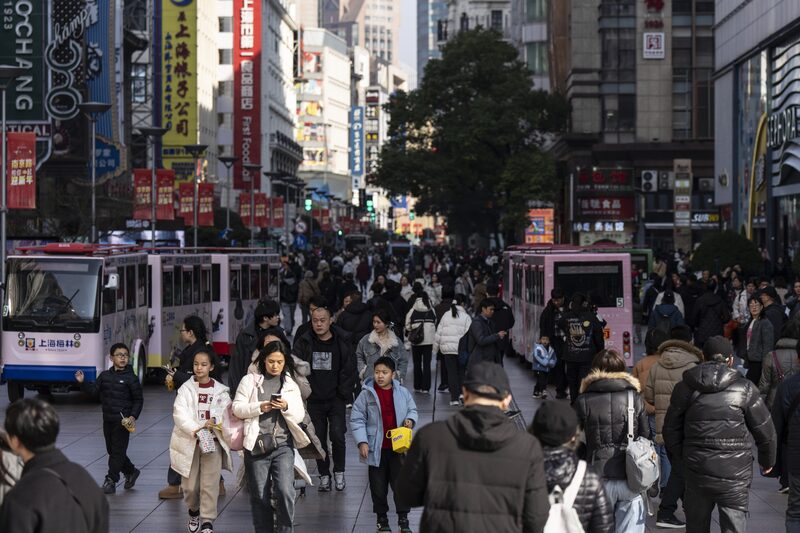 A economia da China cresceu mais do que o esperado no ano passado, graças a uma política de estímulo nos meses finais e ao aumento das exportações. A economia da China cresceu mais do que o esperado no ano passado, graças a uma política de estímulo nos meses finais e ao aumento das exportações.
