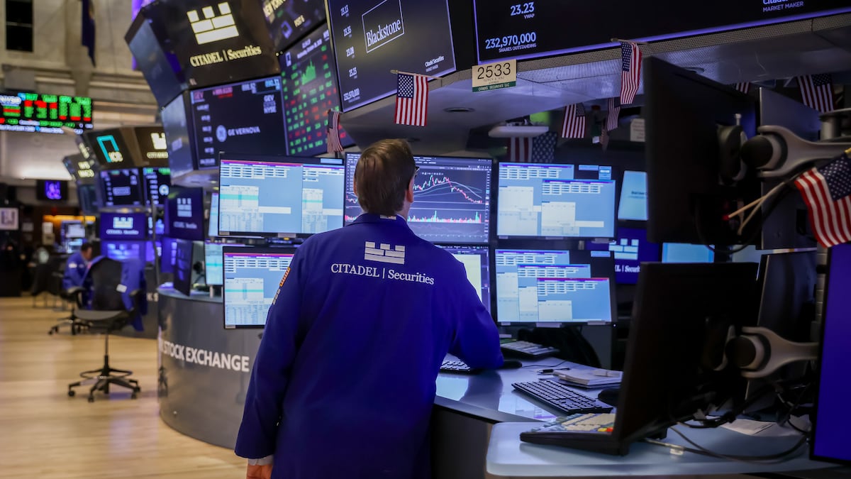 Un operador trabaja en el parqué de la Bolsa de Nueva York (NYSE), en Estados Unidos, antes de una reunión del Comité Federal de Mercado Abierto.