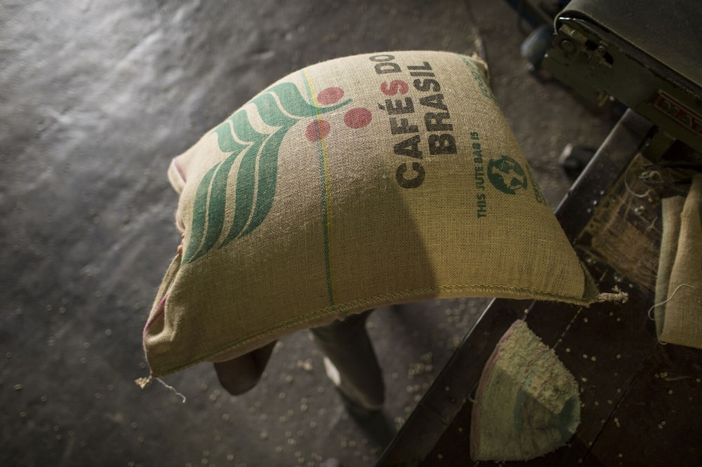 Un trabajador transporta un saco de granos de café en Brasil. Un trabajador transporta un saco de granos de café en Brasil.
