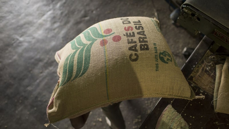 Café se aproxima de excesso de oferta. Mas mercado questiona se os preços vão cair Café se aproxima de excesso de oferta. Mas mercado questiona se os preços vão cair